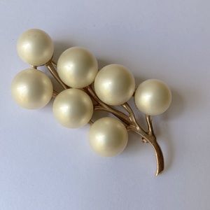 Vintage faux pearl cluster branch pin brooch